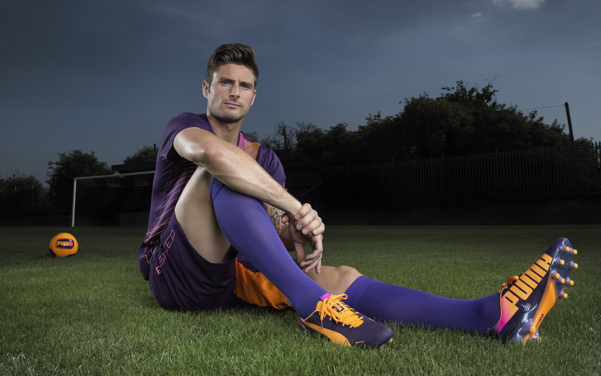 C罗赛后签名送给残障球迷感动现场，c罗签名的足球值多少钱