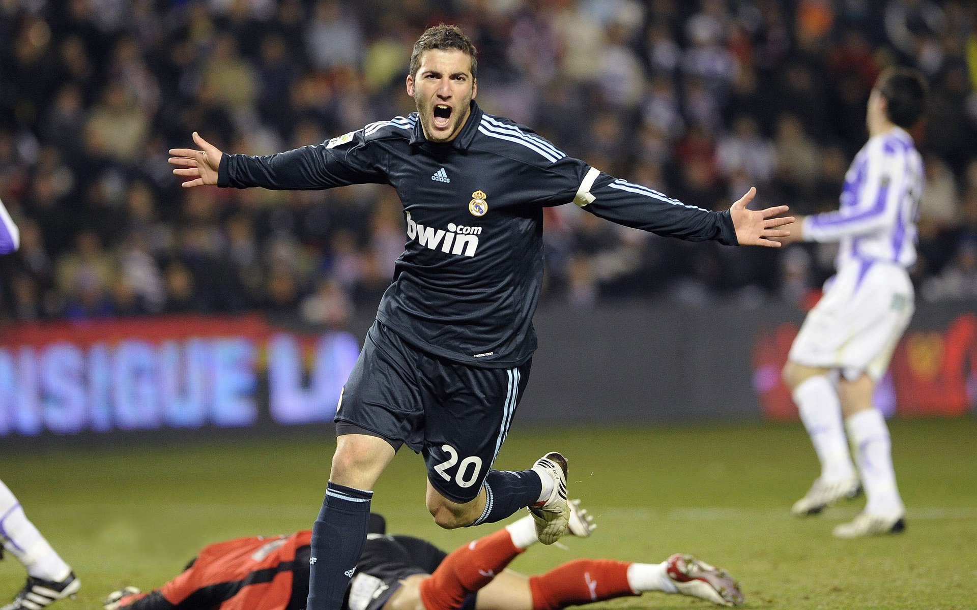 C罗赛后签名送给残障球迷感动现场，c罗签名的足球值多少钱